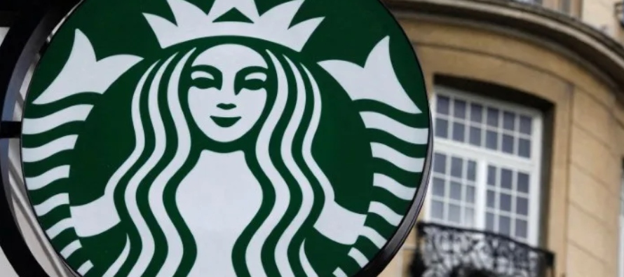Las ventas comparables mundiales de Starbucks aumentaron un 5%, frente a la estimación...