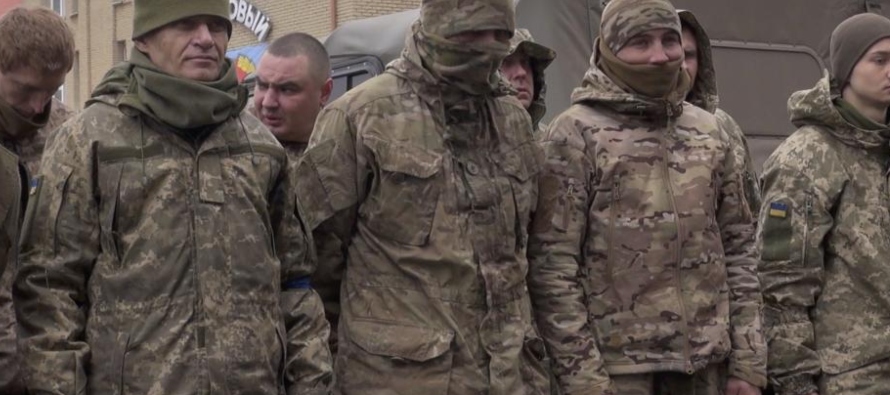 Docenas de prisioneros de guerra rusos y ucranianos han regresado a sus casas luego de un canje,...