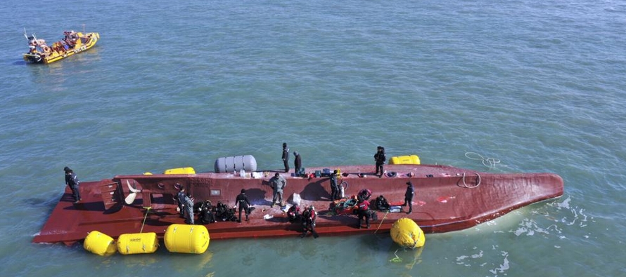 Tres tripulantes fueron rescatados por un barco comercial que estaba cerca tras el accidente del...