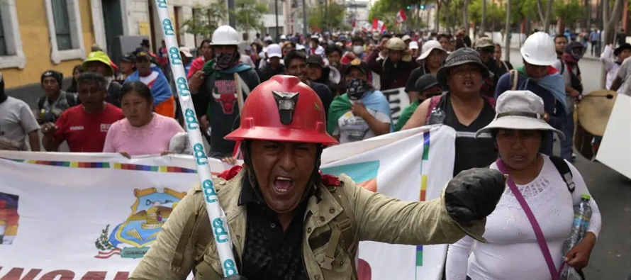 Miles de peruanos llegaron de los extremos de la capital por los cuatro puntos que confluyen en el...