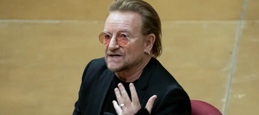 Bono, el cantante del grupo de rock irlandés U2, por su activismo a favor de la lucha contra...
