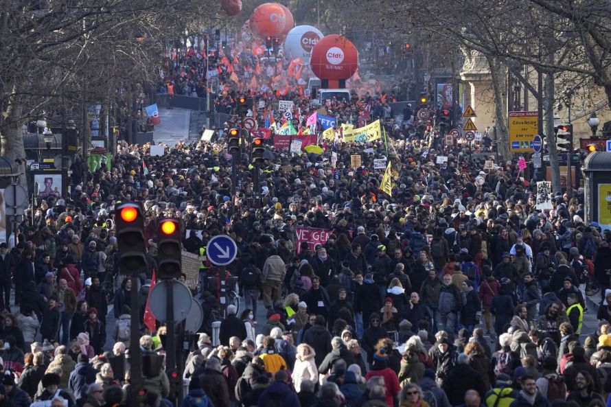Francia se preparaba el sábado para la cuarta jornada de protestas en todo el país...