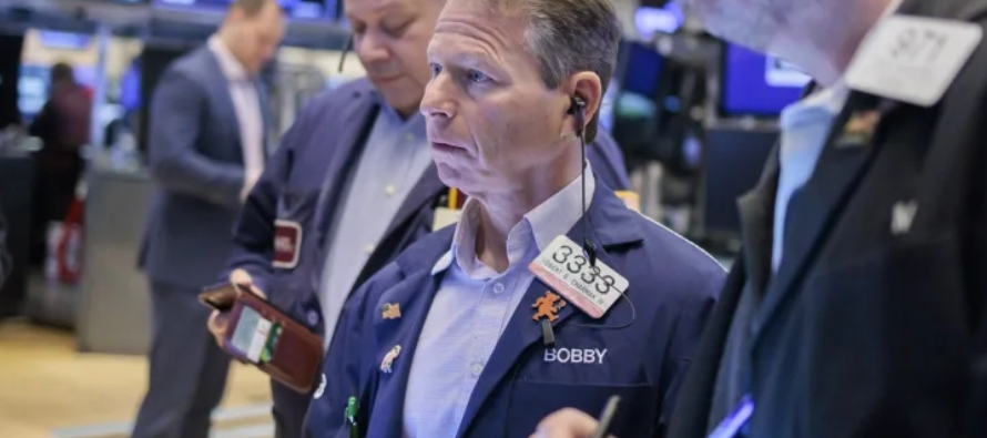 Al cierre de las operaciones en la Bolsa de Nueva York, el Dow Jones sumó 38,78 puntos,...