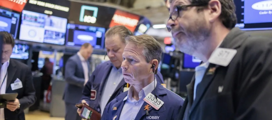 Al cierre de las operaciones en la Bolsa de Nueva York, el Dow Jones recortó 431,20 puntos,...