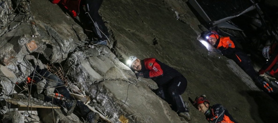Los rescatistas hallaron más sobrevivientes entre las ruinas causadas por el sismo del 6 de...