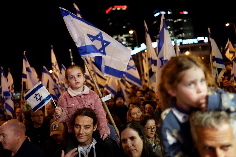 Netanyahu y sus partidarios, miembros del gobierno de derecha más religioso en la historia...