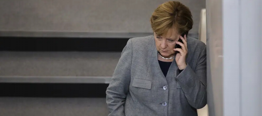 La oficina de Merkel indicó el lunes que la exlíder alemana recibió una...