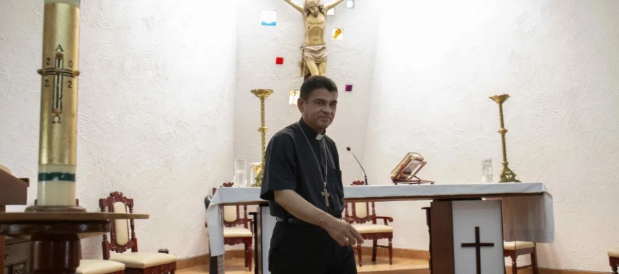 Tras negarse a subirse al avión el 9 de febrero, Ortega anunció que el obispo...