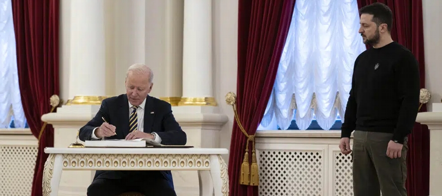 Biden se reunió con el mandatario ucraniano Volodymyr Zelenskyy en la capital de Ucrania, en...