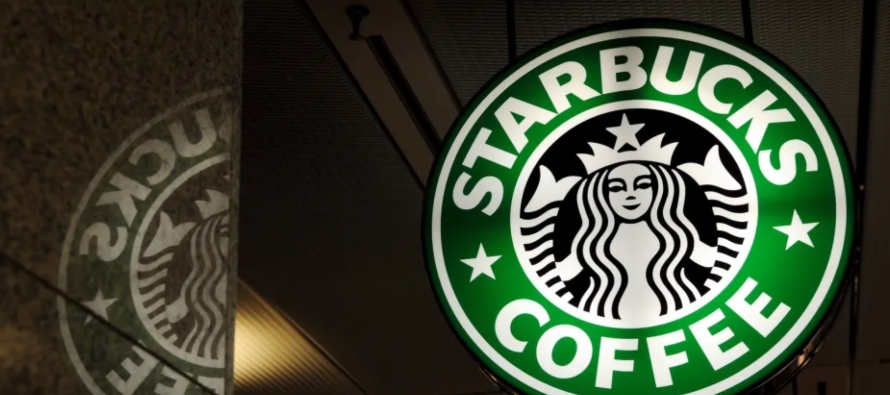 La cadena de cafeterías estadounidense Starbucks anunció este martes que...
