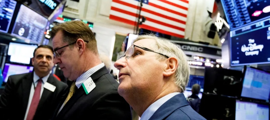 Al cierre de las operaciones en la Bolsa de Nueva York, el Dow Jones recortó 697,10 puntos,...
