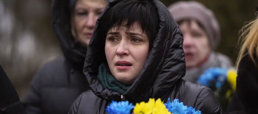 Los ucranianos lloraron en los actos de recordación de sus decenas de miles de muertos, una...
