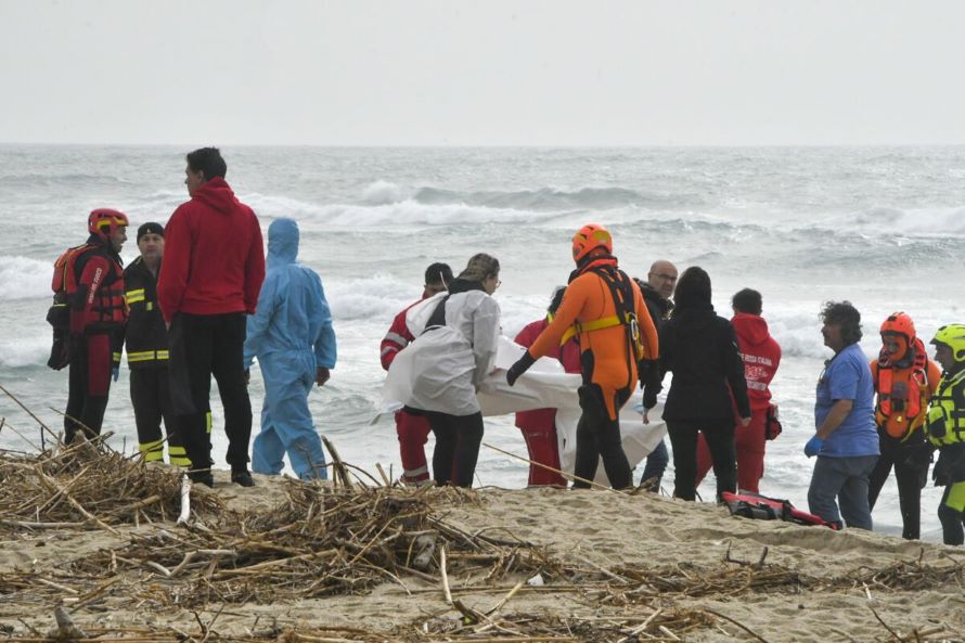Al menos 43 migrantes perecieron cuando su atestado bote de madera se estrelló contra...