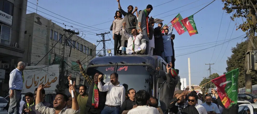 La corte en Islamabad, la capital, que ordenó el arresto dijo que Khan no asistió a...