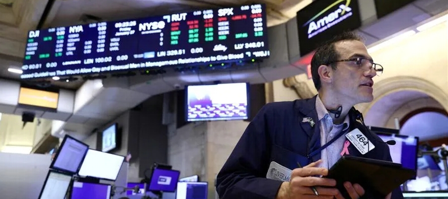 El índice S&P 500 ha bajado cerca de un 2% tras el alza del 6% de enero y las bolsas se...