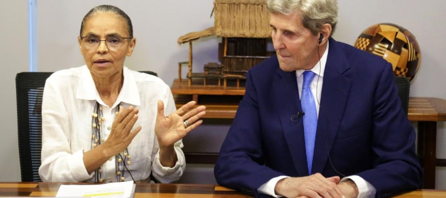Kerry y Silva se reunieron primero el lunes, junto con el vicepresidente Geraldo Alckmin y el...