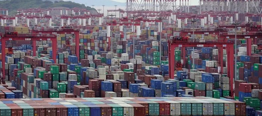 Las exportaciones comerciales de China se desplomaron bruscamente en diciembre, y se...