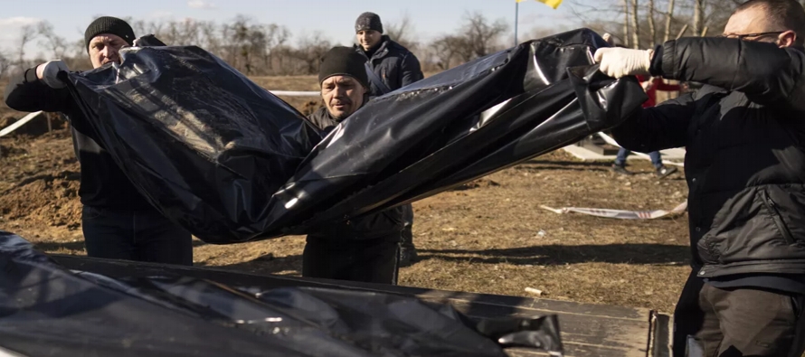 Las autoridades ucranianas siguen desenterrando a gente que fue sepultada en fosas improvisadas...