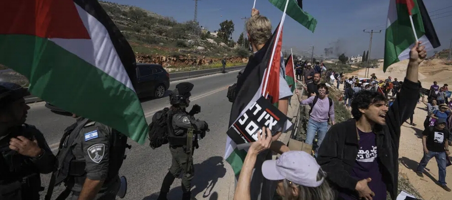 El viernes, unas 500 personas con pancartas y banderas palestinas bajaron de autobuses y marcharon...