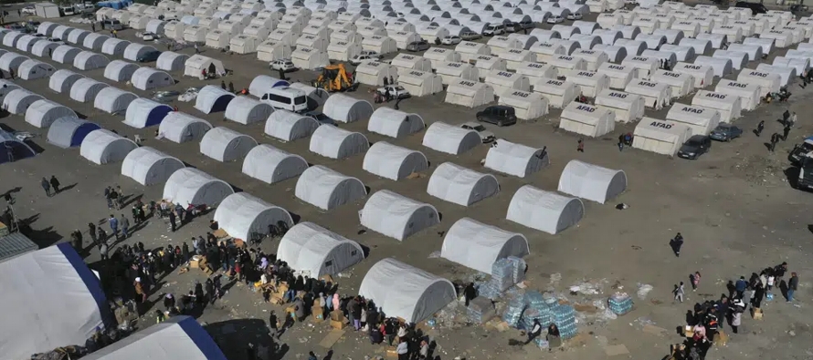 Alrededor de dos millones de sobrevivientes han sido alojados en albergues temporales o evacuados...