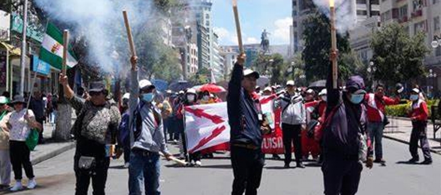 La columna de manifestantes partió de la vecina ciudad de El Alto y a su ingreso a La Paz...