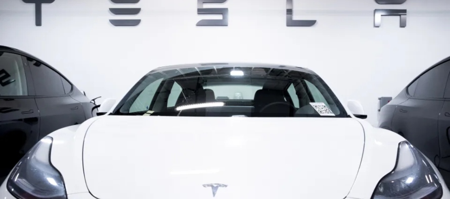 Tesla ha rebajado los precios en Estados Unidos de sus dos vehículos más caros, el...