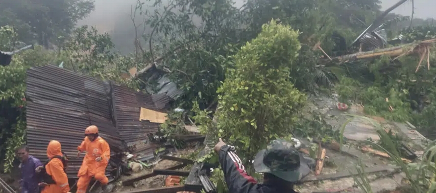 Había reportes de 42 personas atrapadas en 27 casas que quedaron sepultadas por toneladas de...