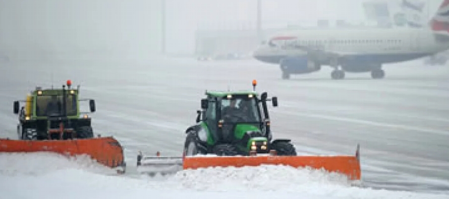 El aeropuerto de Bristol estaba cerrado para retirar la nieve y todos los vuelos estaban...