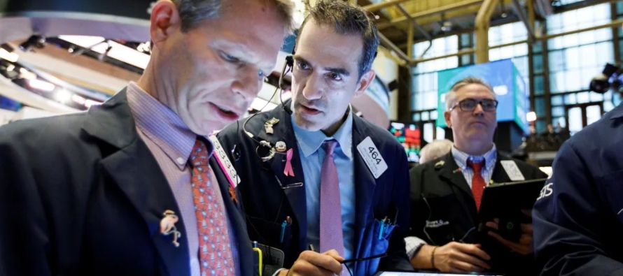Entre los 30 valores del Dow Jones, las empresas más perjudicadas fueron MSD (-2,69 %) y...