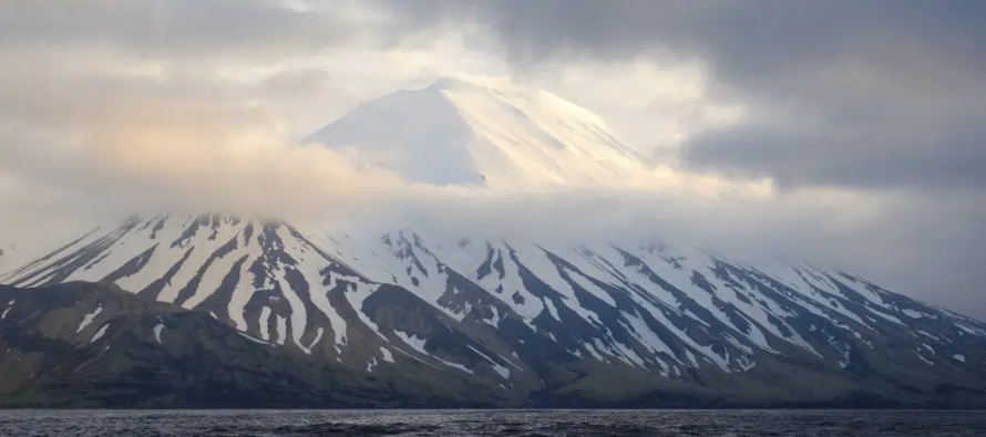El volcán se ubica al oeste de Anchorage, en las islas Aleutianas y a unos 8...