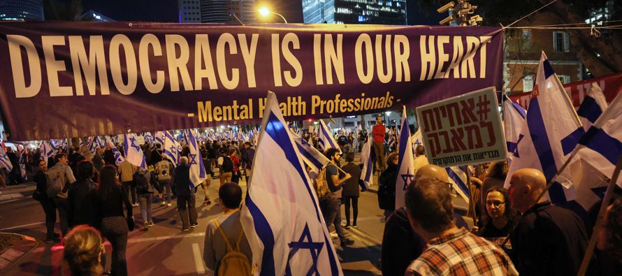  Decenas de miles de israelíes protestaron el sábado contra un polémico plan...