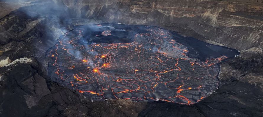 Las autoridades revén que el segundo volcán más grande de Hawai vuelva a...