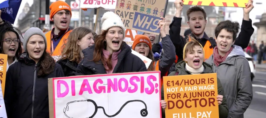 La huelga de médicos coincidirá con huelgas de decenas de miles de maestros y...