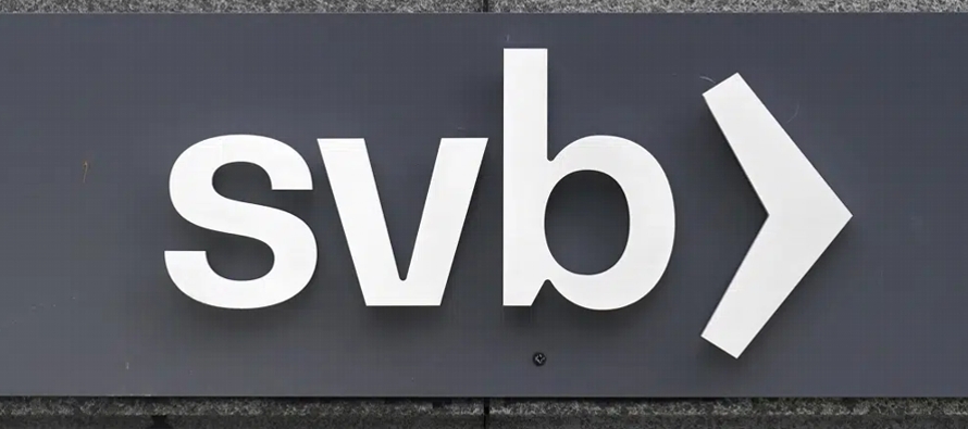 La demanda contra el SVB Financial Group, el CEO Greg Becker y el director financiero, Daniel Beck,...