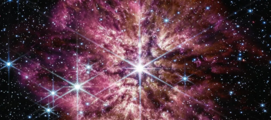Durante la fase Wolf-Rayet, que dará paso a un supernova, la estrella se desprenderse de sus...
