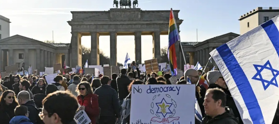 Unos 500 israelíes protestaron en la emblemática Puerta de Brandenburgo de...