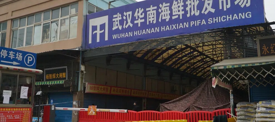 Las muestras fueron recogidas de superficies en el mercado de mariscos Huanan en Wuhan,...