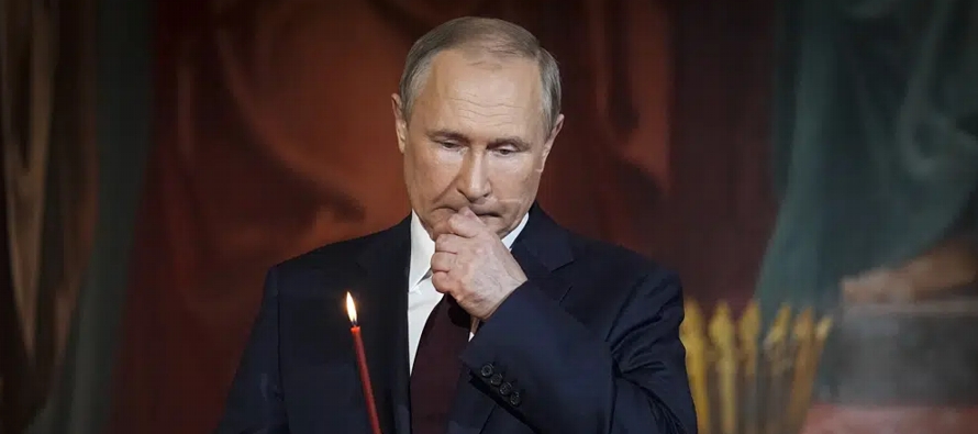 La agencia de noticias estatal rusa RIA Novosti dijo que Putin visitó una escuela de arte y...