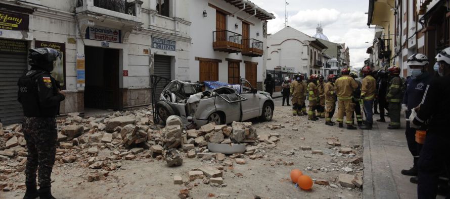 Las autoridades dijeron que la fuerza aérea ecuatoriana comenzó a trasladar a heridos...