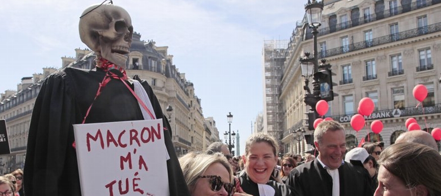 Una imagen parodia que se ve en carteles de protesta en y en internet en Francia muestra al...