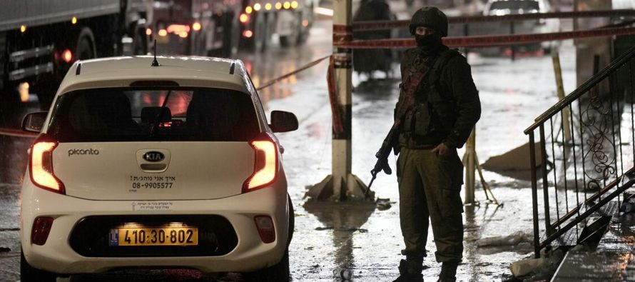 Mientras llevaban a cabo las negociaciones, un palestino armado abrió fuego contra un...