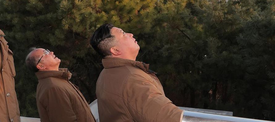 El mandatario norcoreano Kim Jong Un ordenó a las fuerzas armadas que realizaran más...