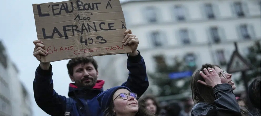 Los manifestantes bloquearon estaciones de tren, el Aeropuerto Charles de Gaulle en París y...