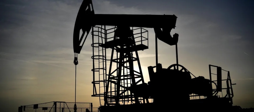 Las reservas de petróleo crudo de EU aumentaron inesperadamente la semana pasada a su nivel...