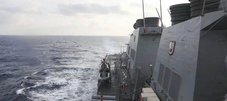 El jueves, después de que EE.UU navegó el destructor USS Milius cerca de las Islas...