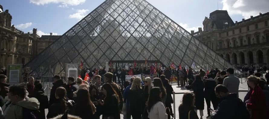Decenas de empleados del Louvre bloquearon la entrada, lo que provocó que el museo cerrara...