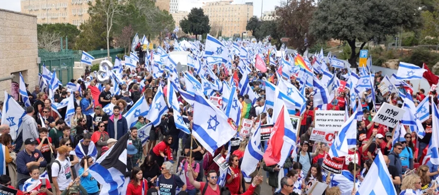 La protesta frente a la Knéset en Jerusalén se suma a otra movilización masiva...