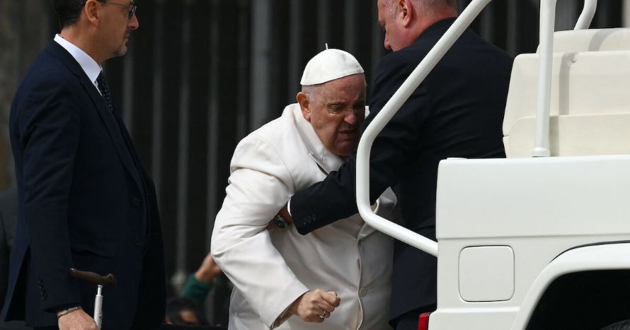 El papa Francisco fue dado de alta el sábado del hospital de Roma en el que fue atendido por...