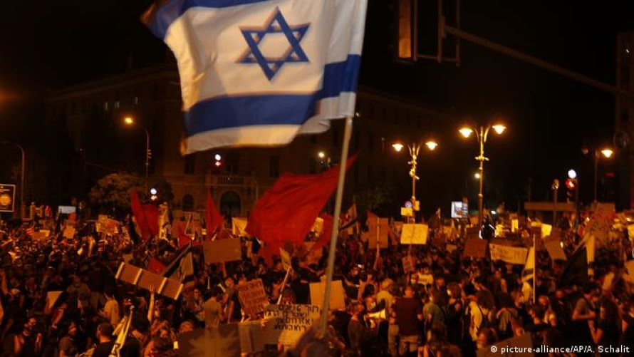  Decenas de miles de israelíes protestaron el sábado contra un controvertido plan del...