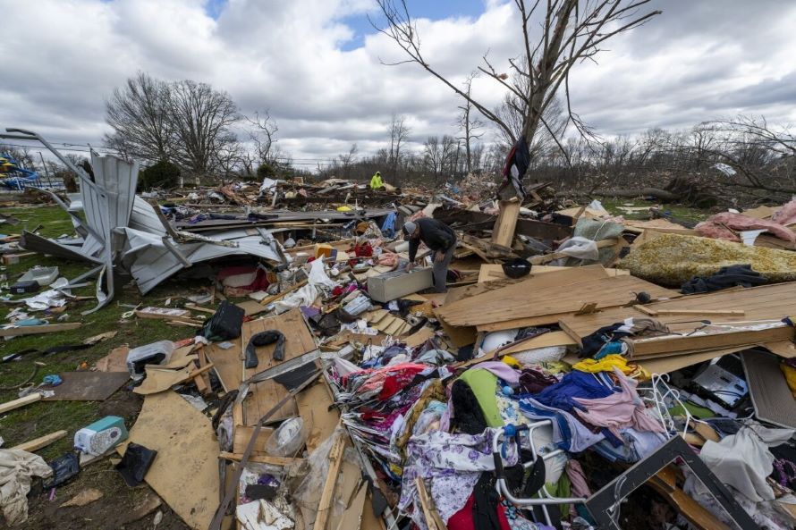 Habitantes del sur y centro-occidente de Estados Unidos evaluaban el domingo los daños...
